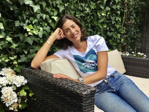 Garbiñe Muguruza posa relajada un día después de ganar Wimbledon.