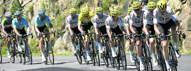 La formación del Sky, en la etapa de ayer, un engranaje para proteger el liderazgo de Froome. :: afp