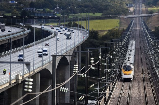 Un tren británico Eurostar circulando al sur de Londres. :: afp