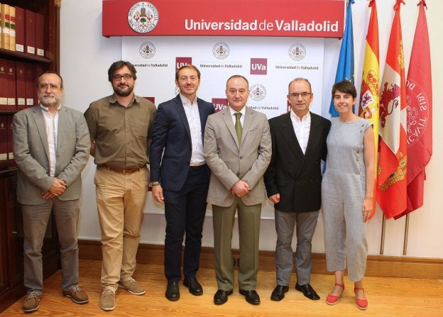 Responsables de la Fundación Vivanco y de la Universidad de Valladolidad tras la firma del convenio de colaboración.