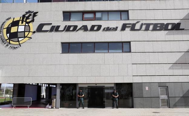 Dos agentes de la GUardia Civil en la puerta de la sede de la Federación.