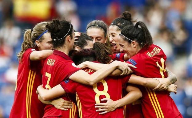 Las jugadoras de la selección celebran un gol. /Efe