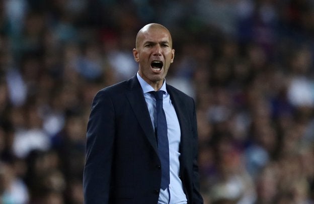 Zinedine Zidane da una
orden durante la ida de la
Supercopa en el Nou
Camp. :: reuters