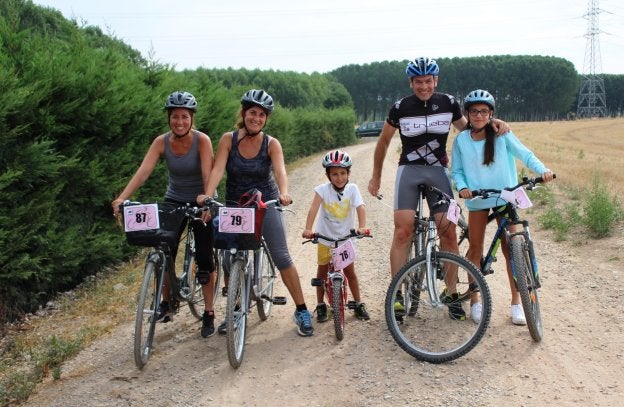 Un grupo de ciclistas hace un alto en el camino. ::