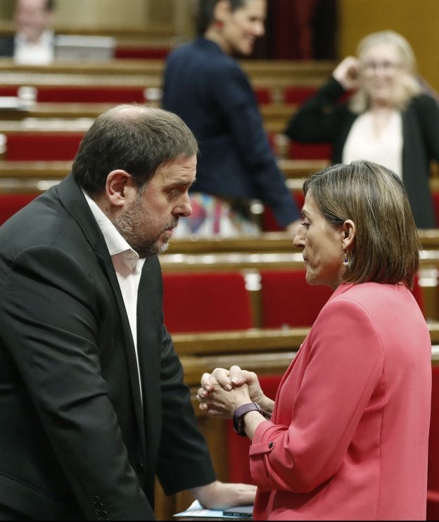 Junqueras conversa con la presidenta de la Cámara catalana, Carme Forcadell, durante el último pleno de julio. :: a. dalmau / efe
