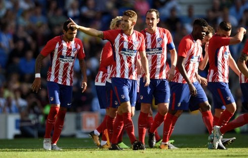 Lucas Hernandez celebra un gol en pretemporada junto a Godín, Griezmann y Augusto . :: reuters