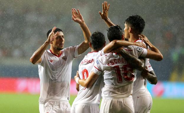 Los jugadores del Sevilla celebran un gol.