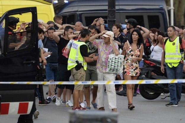 La Policía identifica a un grupo de peatones con los brazos en alto poco después del atropello en Las Ramblas. AFP