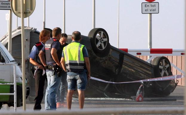 Los Mossos d´Esquadra junto a un coche en Cambrils (Tarragona)./Efe