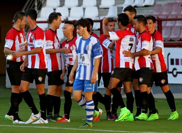 Los jugadores de la SD Logroñés celebran su primer gol. ::