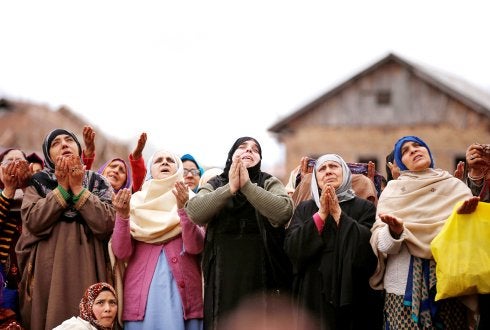 Mujeres musulmanas rezan en una celebración religiosa en Srinagar, en el Estado indio de Cachemira. :: reuters