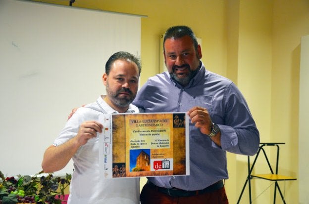 Juanan Gómez (iz.) ganó el certamen del año pasado. ::