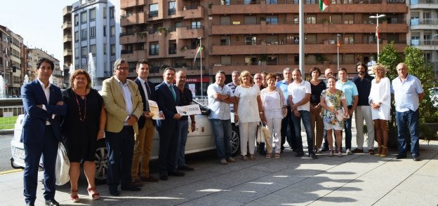Carlos Cuevas y Carlos Yécora, con taxistas y alcaldes de localidades de La Rioja Baja que se verán beneficiados por la iniciativa. :: i. á.