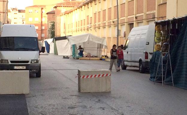 Bloques de hormigón en una de las calles de Calahorra donde se preparan tenderetes.