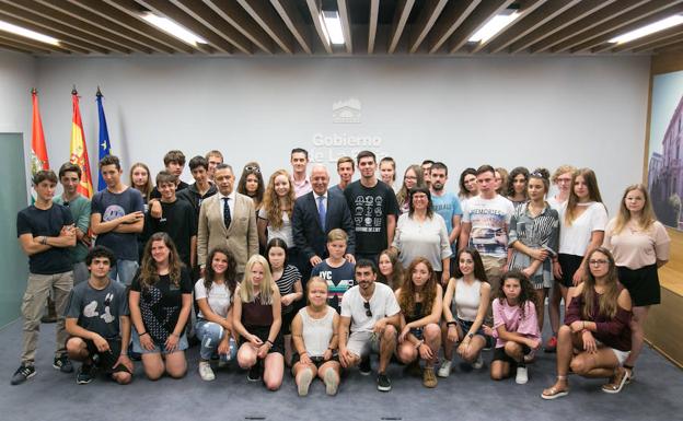 Recepción a los estudiantes extranjeros que han participado en un intercambio en La Rioja.