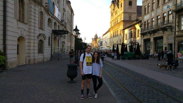María Landaluce, junto a su hermano, en la ciudad de Kosice. :: m.l
