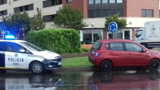El coche siniestrado en la calle Clavijo se subió a la rotonda. :: a.a./