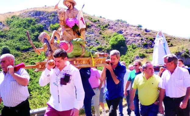 Las gentes de Clavijo se reúnen cada 25 de julio para procesionar en romería con Santiago Apóstol y la Virgen hasta la Real Basílica, dedicada al primero. :: a. g.