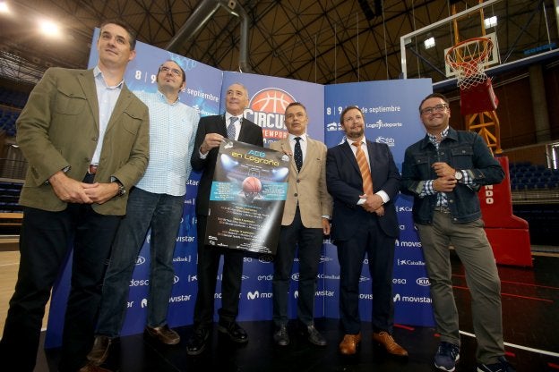 Azcona, Izquierdo, Bernabé, Escobar, De la Chica y Merino, ayer en la presentación. :: juan marín