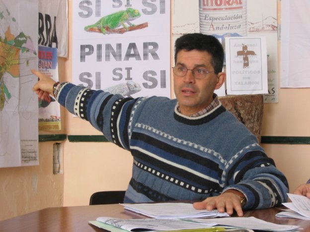El activista Juan Clavero en la sede de Ecologistas en Acción de Cádiz. :: la voz