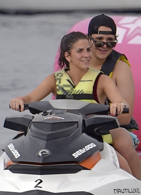 Mar y Froilán pasean en moto acuática por la costa de Ibiza. :: r. c.
