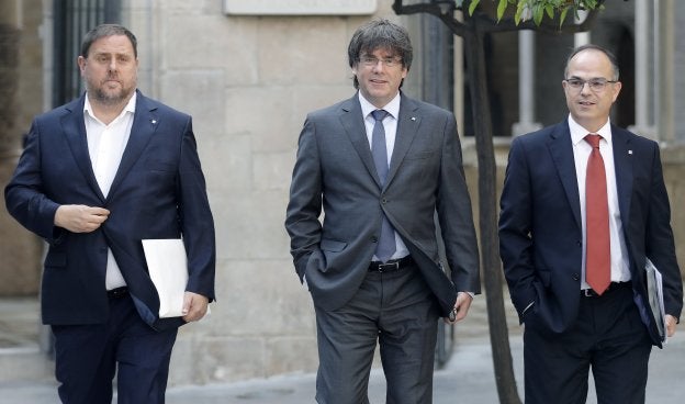 Oriol Junqueras, Carles Puigdemont y Jordi Turull, a su llegada ayer a la reunión semanal del Gobierno catalán. :: A. DALMAU / EFE