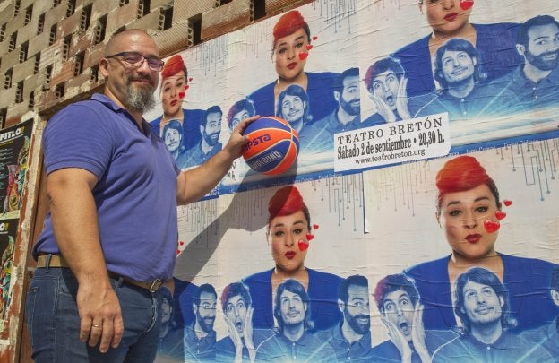 Jesús Sala junto al cartel de la 'Comedia multimedia' que protagoniza su mujer. :: j. rodríguez