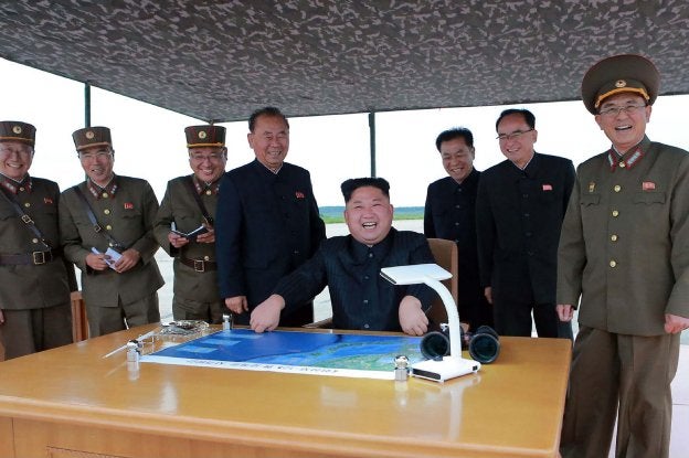 Kim y su cúpula militar muestran su regocijo tras el lanzamiento del misil que sobrevoló Japón. :: AFP