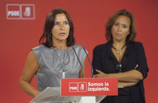 Luz Martínez Seijo, en la rueda de prensa de ayer, junto a la consejera de Aragón, Mayte Pérez. :: EFE