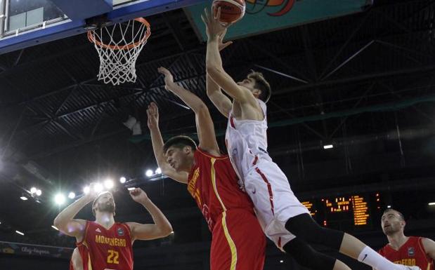 Juancho Hernangómez se dispone a encestar ante Montenegro. /EFE