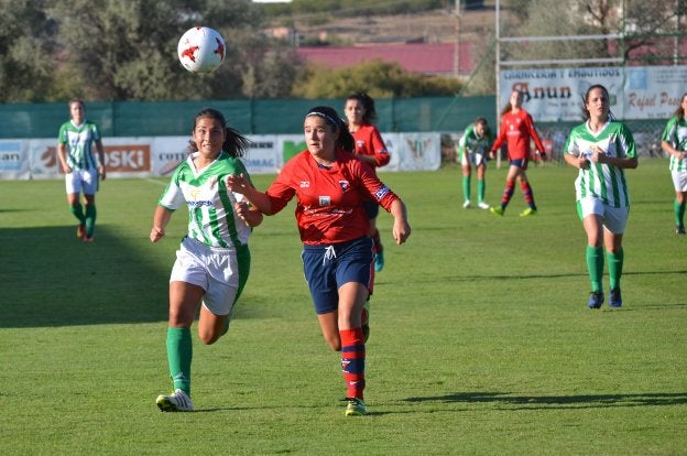 Lucía corre en pugna con una rival. :: sergio martínez