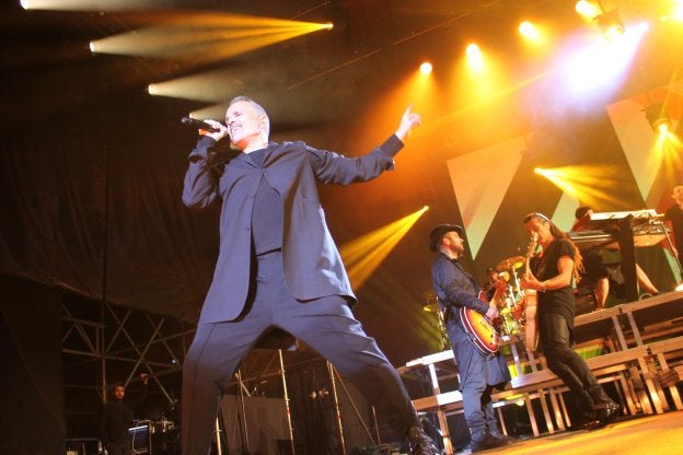 Miguel Bosé estuvo arropado por una banda de diez músicos y contó con un poderoso equipo de sonido y un juego de luces espectacular. :: E.P.