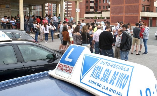 Alumnos de autoescuelas de La Rioja Baja esperan para realizar sus pruebas en las instalaciones de Tráfico de Logroño.