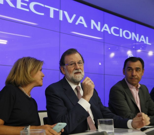 Rajoy, flanqueado por Cospedal y Martínez-Maillo, presidió ayer la Junta Directiva Nacional del PP en la sede del partido. :: F. Alvarado / efe