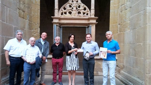 Presentación de sello conmemorativo en el claustro. :: /J.L.T.