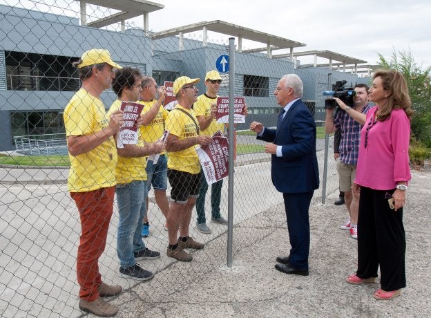 Ceniceros, junto a la consejera de Salud, pide respeto a los funcionarios que protestaban. :: Díaz uriel