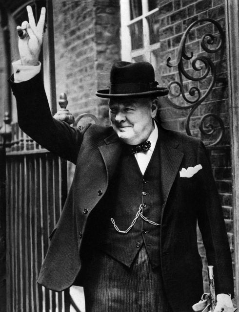 El 'premier' inspecciona el cráter dejado por una bomba en Londres, en 1940. :: r. c.