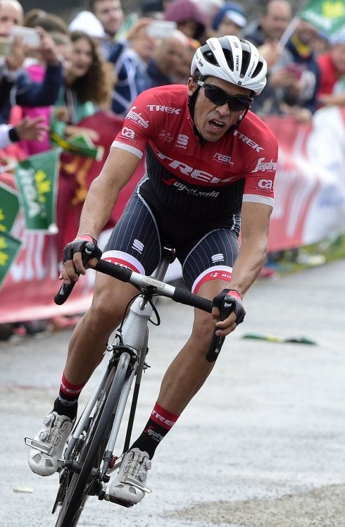 Contador cruza la línea de meta de la 17ª etapa. :: JOSE JORDAN / afp