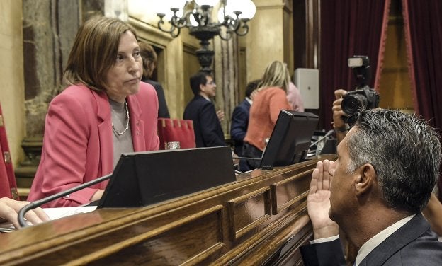 García Albiol conversa con la presidenta de la cámara catalana, Carme Forcadell. :: l. gene / afp