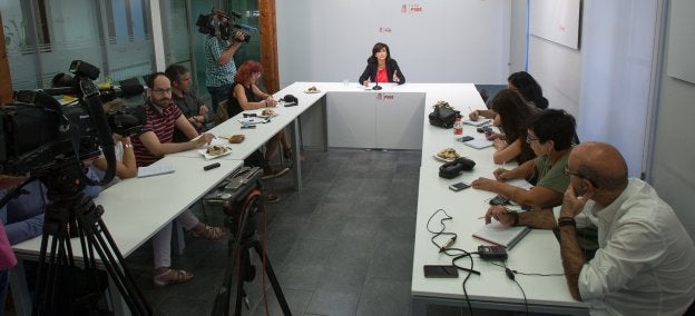 Andreu, durante el desayuno informativo organizado ayer en la sede del PSOE riojano. :: díaz uriel