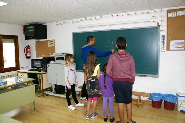 Los alumnos del colegio de Camprovín permanecerán en el centro de la localidad. :: f.d.