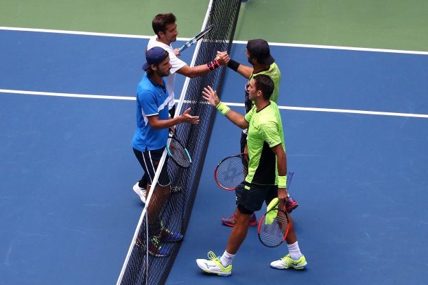 Feliciano y Marc López se saludan con Rojer y Tecau. :: afp