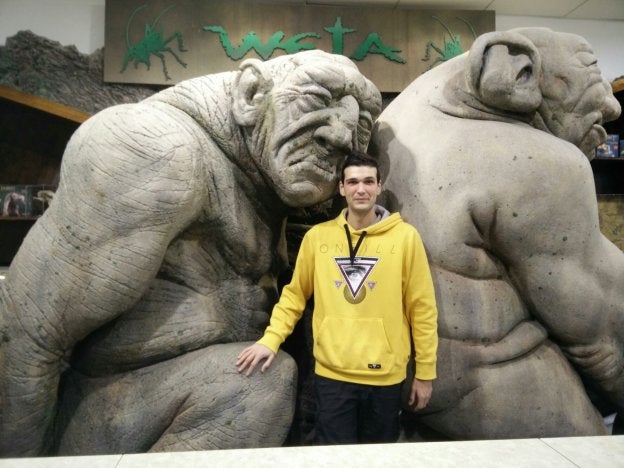 Javier, en Wellington, entre figuras de 'El Hobbit'. :: j. c.