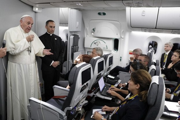 Francisco contesta a las preguntas de los periodistas que le acompañan en el vuelo de regreso. :: A. M. / afp
