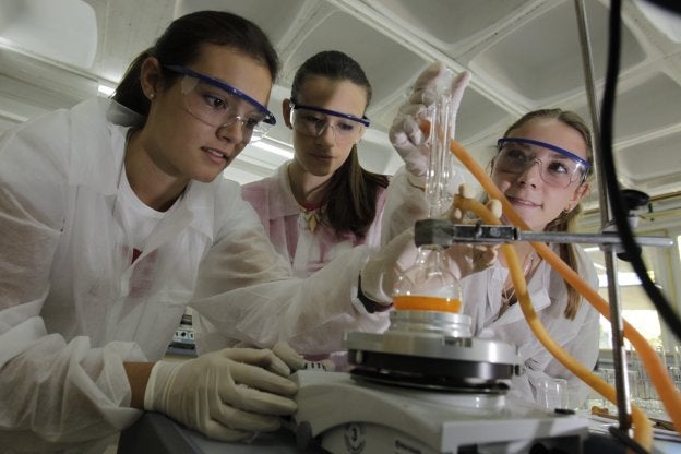 Varias estudiantes, en el laboratorio de una universidad. :: luis ángel gómez