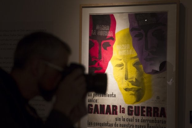 El cartel 'Ganar la guerra', expuesto en 'Cinemática'. ::