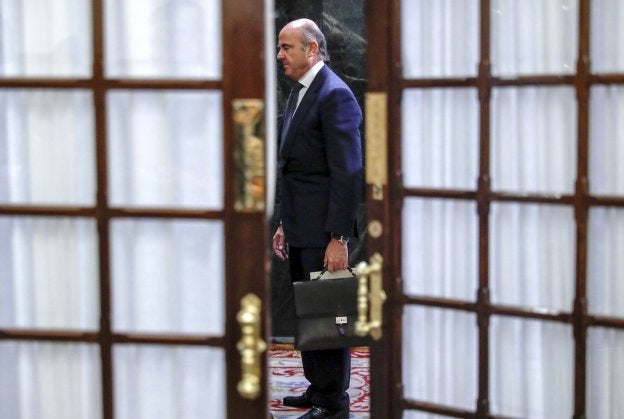 El ministro de Economía, Luis de Guindos, ayer en el Congreso. :: efe