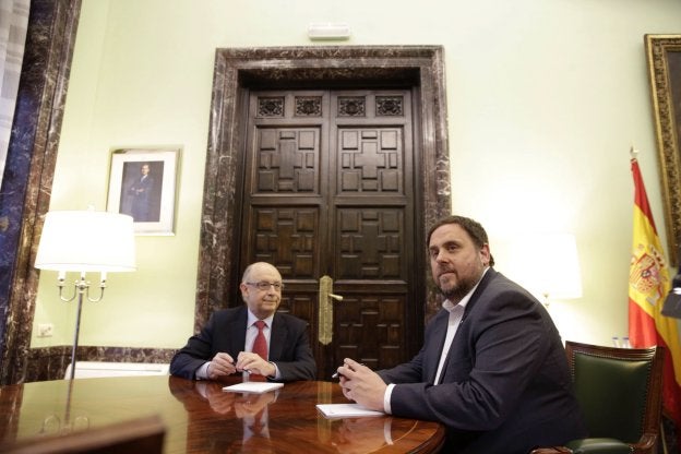 Montoro y Junqueras, en marzo de 2016, analizan la situación financiera de Cataluña. :: j. lizón / efe