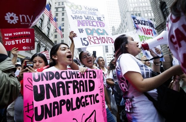 Manifestación ante la Torre Trump, en Nueva York, en defensa de los inmigrantes. :: J. L. / EFE