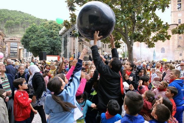 Tras el disparo del cohete, el personal se metió en faena festera, y algunos se lo pasaron en grande jugando con las bolas gigantes lanzadas desde el Ayuntamiento. :: F. D.